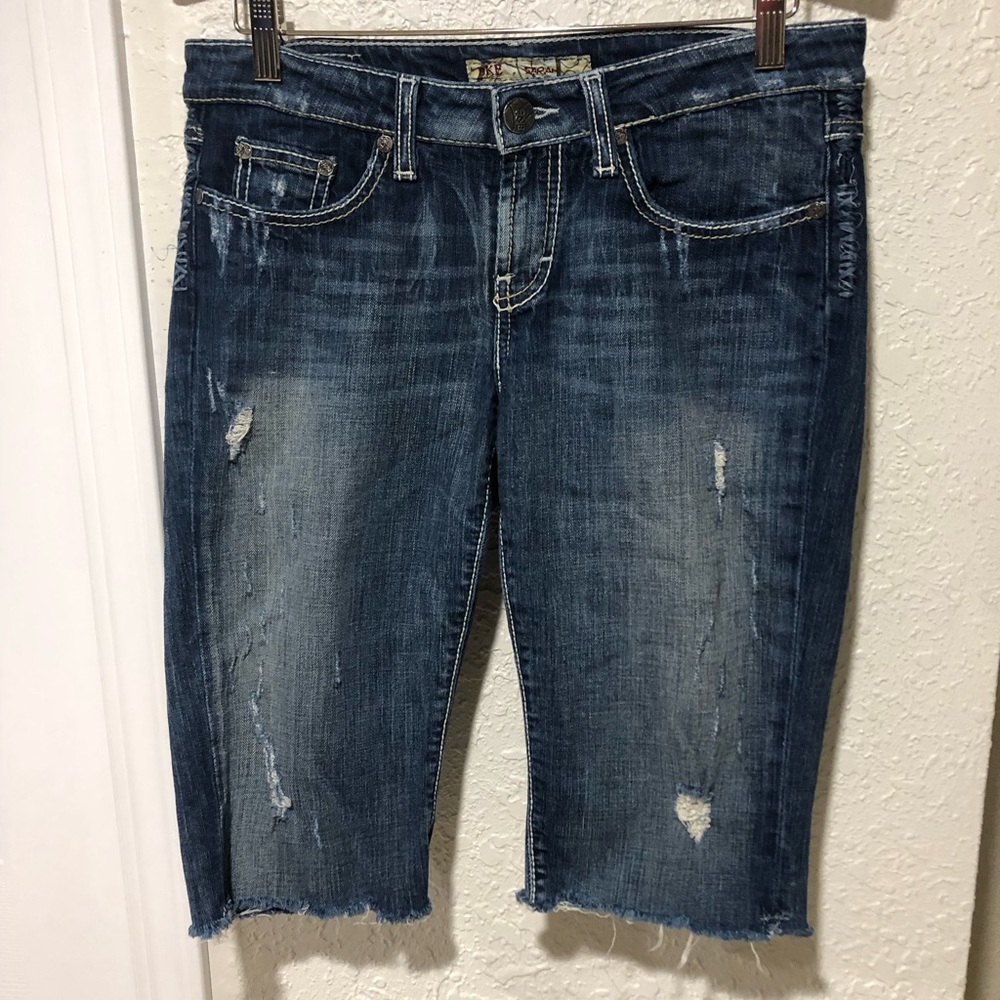 BKE Sarah women’s size 28 distressed bermuda shorts.
